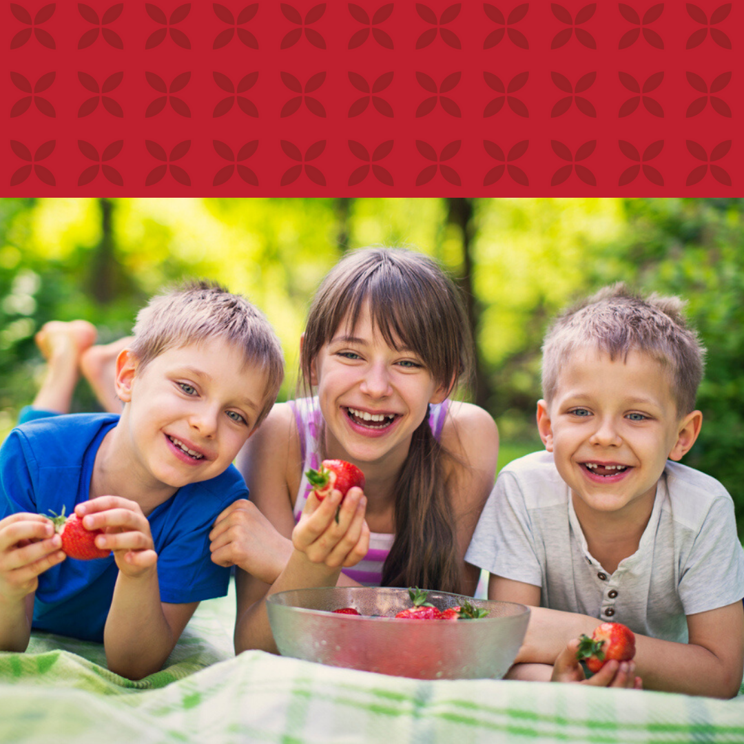 children eating fruit